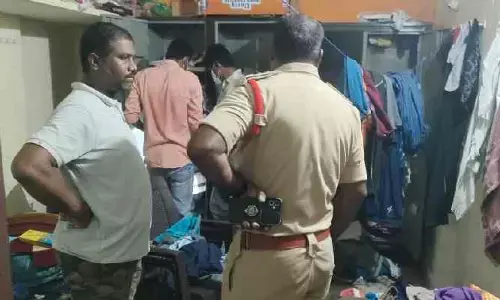 తాళం వేసిన ఇళ్లలో చోరీ...బంగారు ఆభరణాలు, నగదు అపహరణ