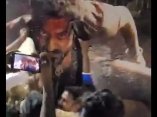 జూనియర్ ఎన్టీఆర్ బర్త్ డే.. మేకను బలిచ్చిన ఫ్యాన్స్.. రక్తాభిషేకం.. వీడియో వైరల్ జూనియర్ ఎన్టీఆర్ బర్త్ డే.. మేకను బలిచ్చిన ఫ్యాన్స్.. రక్తాభిషేకం.. వీడియో వైరల్