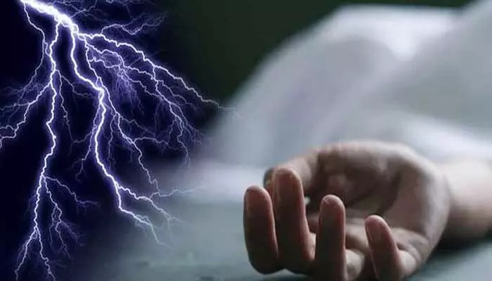 Tragedy:పిడుగుపాటుకు తండ్రి మృతి.. కుమారుడికి తీవ్ర గాయాలు Tragedy:పిడుగుపాటుకు తండ్రి మృతి.. కుమారుడికి తీవ్ర గాయాలు
