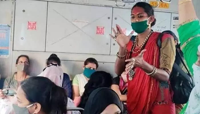 Transgenders : రైళ్లల్లో దడ పుట్టిస్తున్న హిజ్రాలు.. వరంగల్ ఘటనే నిదర్శనం Transgenders : రైళ్లల్లో దడ పుట్టిస్తున్న హిజ్రాలు.. వరంగల్ ఘటనే నిదర్శనం