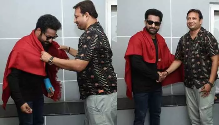 NTR: గాయంతో కనిపించిన ఎన్టీఆర్.. ఫొటోలు చూసిన షాక్ అవుతున్న ఫ్యాన్స్ NTR: గాయంతో కనిపించిన ఎన్టీఆర్.. ఫొటోలు చూసిన షాక్ అవుతున్న ఫ్యాన్స్