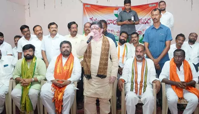 క్షేత్ర స్థాయిలో పార్టీని బలోపేతం చేసి స్థానిక సంస్థల ఎన్నికల్లో విజయం సాధించాలి : మంత్రి పొన్నం క్షేత్ర స్థాయిలో పార్టీని బలోపేతం చేసి స్థానిక సంస్థల ఎన్నికల్లో విజయం సాధించాలి : మంత్రి పొన్నం