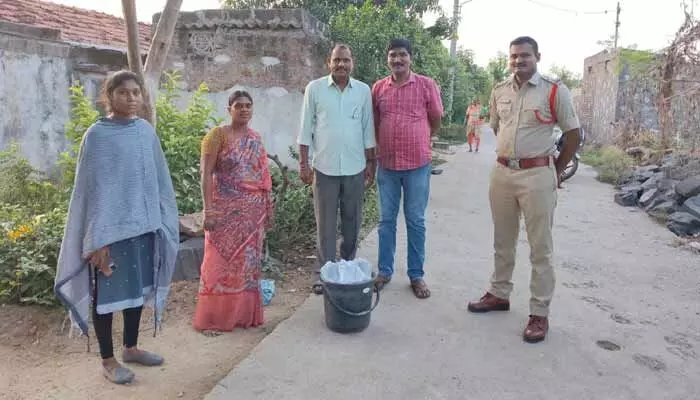 నీరుకుళ్ళ గ్రామంలో గుడుంబా రైడ్.. మహిళ అరెస్ట్.. నీరుకుళ్ళ గ్రామంలో గుడుంబా రైడ్.. మహిళ అరెస్ట్..