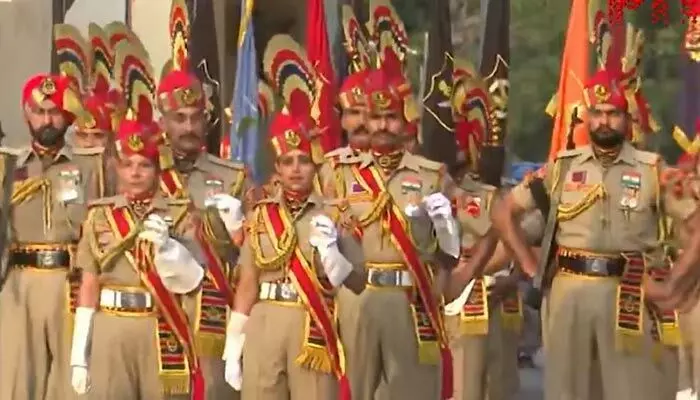Retreat: అట్టారి వాఘా బార్డర్లో రిట్రీట్ వేడుకలు.. 12 రోజుల తర్వాత ప్రారంభం Retreat: అట్టారి వాఘా బార్డర్లో రిట్రీట్ వేడుకలు.. 12 రోజుల తర్వాత ప్రారంభం