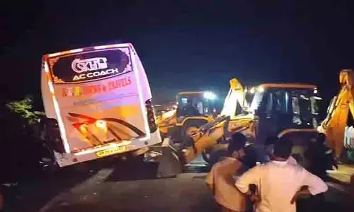 రాష్ట్రంలో ఘోర రోడ్డు ప్రమాదం.. నలుగురు దుర్మరణం, 20 మందికి గాయాలు