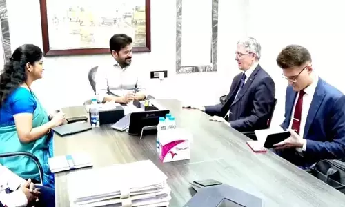 సీఎం రేవంత్ రెడ్డితో రష్యా కాన్సుల్ జనరల్ భేటీ.. సమావేశంలో పాల్గొన్న పాస్‌పోర్టు అధికారిని