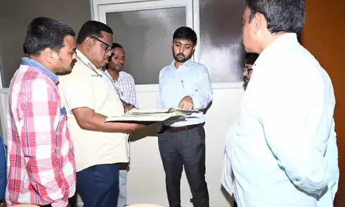 ప్రభుత్వ ఆసుపత్రికి వెళ్లాలంటే ఫ్యాను తీసుకెళ్లాలి.. దిశ కథనానిక స్పందన