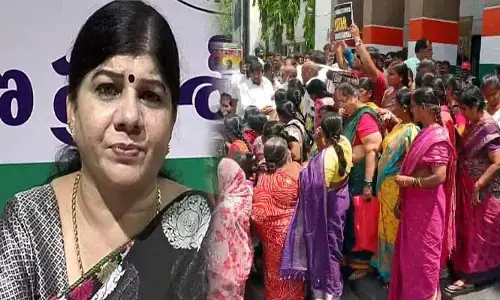 సునీత రావుపై చర్యలు తీసుకోవాలి.. గాంధీ‌భవన్ మెట్లపై మహిళా కాంగ్రెస్ నిరసన