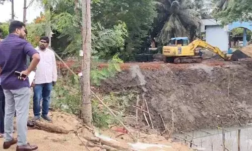 నూతన వంతెన నిర్మాణాలను వెంటనే పూర్తి చేయాలి: జిల్లా కలెక్టర్