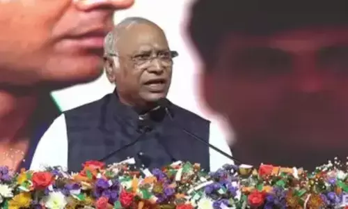 చ‌ట్ ప‌ట్ యుద్ధం వ‌ల్ల పాక్ త‌క్కువ చేసి మాట్లాడుతుంది: ఖ‌ర్గే