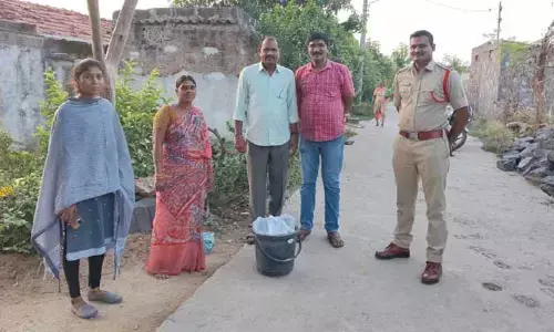 నీరుకుళ్ళ గ్రామంలో గుడుంబా రైడ్.. మహిళ అరెస్ట్..