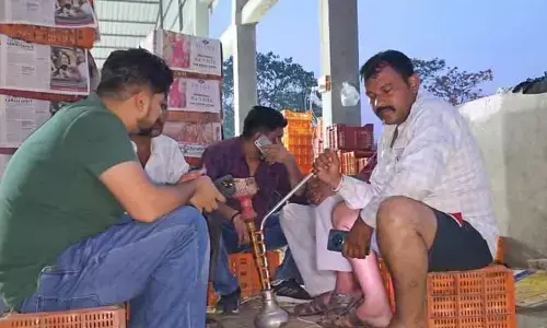 మ్యాంగో మార్కెట్ లో నిషేధిత హుక్కా.. యథేచ్ఛగా వినియోగిస్తున్న ఇతర రాష్ట్రాల వ్యక్తులు
