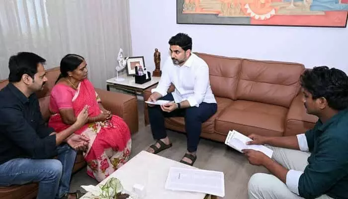 జీవితాంతం అండగా ఉంటా: బాలకోటిరెడ్డి కుటుంబానికి లోకేశ్ భరోసా జీవితాంతం అండగా ఉంటా: బాలకోటిరెడ్డి కుటుంబానికి లోకేశ్ భరోసా