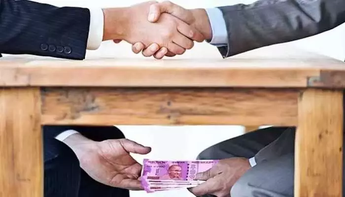 ఏసీబీ వలలో మరో అవినీతి చేప ఏసీబీ వలలో మరో అవినీతి చేప