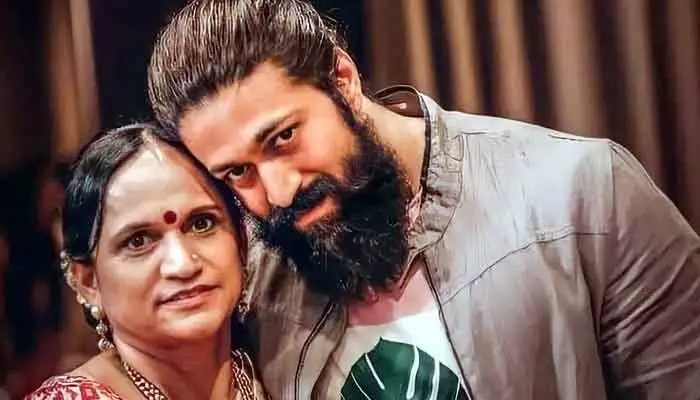 Yash: నా కొడుకును స్టైలిష్గా చూడాలని ఉంది.. కానీ అలా చేస్తే ఎవరు చూస్తారు.. స్టార్ హీరో తల్లి ఇంట్రెస్టింగ్ కామెంట్స్ Yash: నా కొడుకును స్టైలిష్గా చూడాలని ఉంది.. కానీ అలా చేస్తే ఎవరు చూస్తారు.. స్టార్ హీరో తల్లి ఇంట్రెస్టింగ్ కామెంట్స్