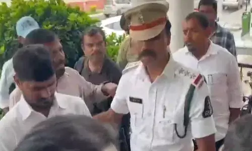సెక్రటేరియట్ వద్ద జర్నలిస్టులతో ట్రాఫిక్ సీఐ దురుసు ప్రవర్తన