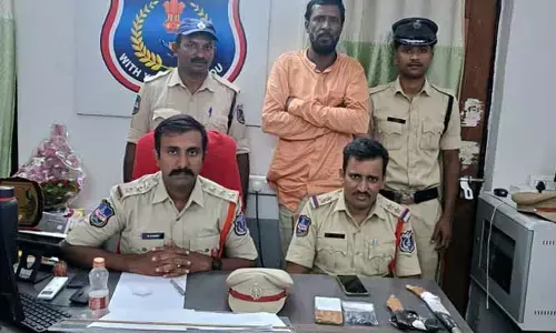 మారణాయుధాలతో తిరుగుతున్న వ్యక్తి అరెస్ట్