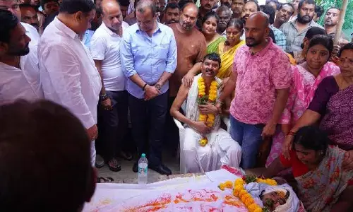 మృతి చెందిన విద్యార్థుల కుటుంబాలను.. పరామర్శించిన మంత్రి కోమటిరెడ్డి