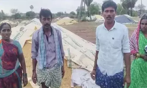 కొనుగోలు కేంద్రంలో రైతు ఆత్మహత్యాయత్నం.. నెల రోజులైనా కానీ కాంటాలు