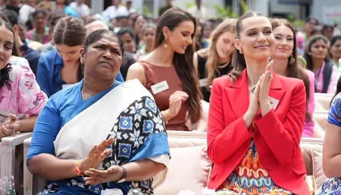 అందం అంటే బాహ్య సౌందర్యం కాదు.. ఇందిరా మహిళా శక్తి బజార్ను సందర్శించిన మిస్ వరల్డ్ పోటీదారులు అందం అంటే బాహ్య సౌందర్యం కాదు.. ఇందిరా మహిళా శక్తి బజార్ను సందర్శించిన మిస్ వరల్డ్ పోటీదారులు