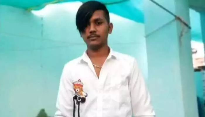 చెట్టుకు ఉరేసుకొని యువకుని ఆత్మహత్య చెట్టుకు ఉరేసుకొని యువకుని ఆత్మహత్య