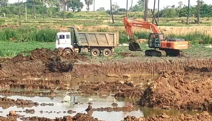 చెరువు మట్టి దోపిడి..? అనుమతులు లేకుండా తవ్వకాలు..! చెరువు మట్టి దోపిడి..? అనుమతులు లేకుండా తవ్వకాలు..!