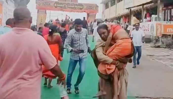 శభాష్ : వృద్ధురాలిని మోసుకెళ్లి ప్రాణాలను కాపాడిన మహిళా కానిస్టేబుల్ శభాష్ : వృద్ధురాలిని మోసుకెళ్లి ప్రాణాలను కాపాడిన మహిళా కానిస్టేబుల్
