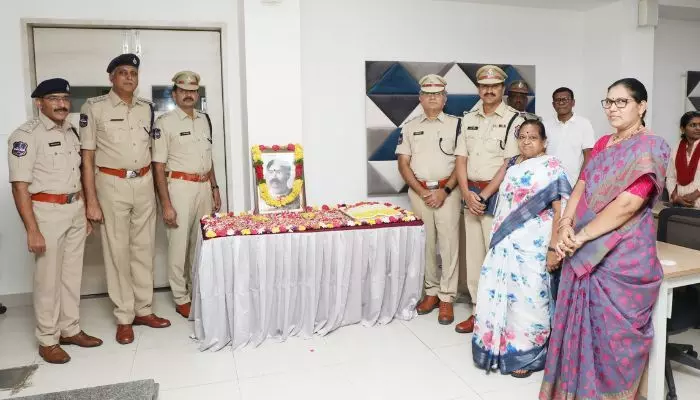 డీజీపీ కార్యాలయంలో భాగ్యరెడ్డి వర్మ జయంతి వేడుకలు డీజీపీ కార్యాలయంలో భాగ్యరెడ్డి వర్మ జయంతి వేడుకలు
