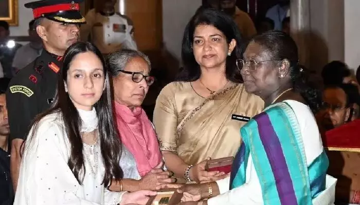 Shaurya Chakra: శౌర్య పురస్కారాలు ప్రదానం చేసిన రాష్ట్రపతి ముర్ము Shaurya Chakra: శౌర్య పురస్కారాలు ప్రదానం చేసిన రాష్ట్రపతి ముర్ము