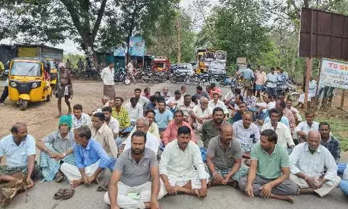 వరి కొనుగోలు ఆలస్యం.. రోడ్డెక్కిన రైతులు