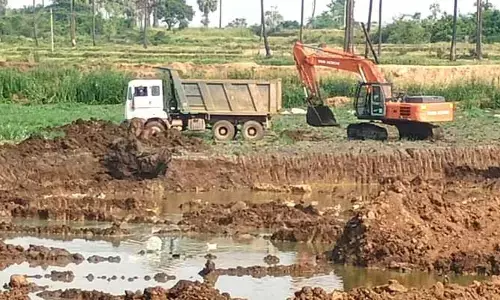 చెరువు మట్టి దోపిడి..? అనుమతులు లేకుండా తవ్వకాలు..!