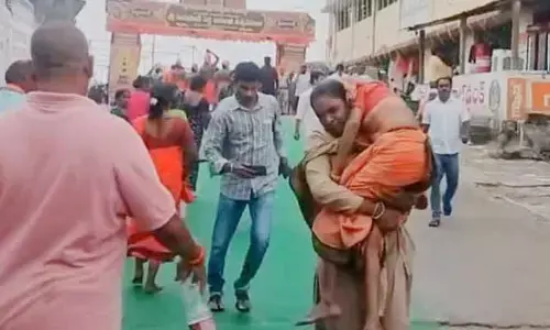శభాష్ : వృద్ధురాలిని మోసుకెళ్లి ప్రాణాలను కాపాడిన మహిళా కానిస్టేబుల్