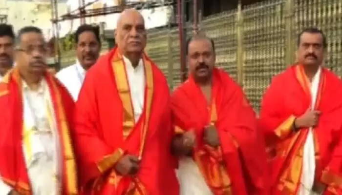 Tirumala News:శ్రీవారి సేవలో సినీ, రాజకీయ ప్రముఖులు Tirumala News:శ్రీవారి సేవలో సినీ, రాజకీయ ప్రముఖులు