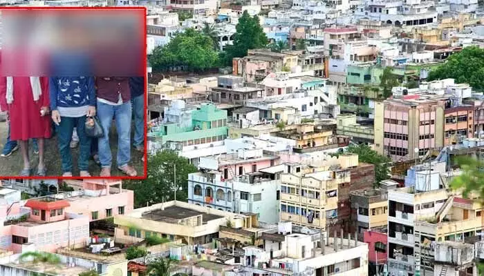 జనవరిలో 8 మంది... నిన్న ఏడుగురు: సైలెంట్గా విజయవాడలో అడుగుపెట్టిన బంగ్లా యువకులు జనవరిలో 8 మంది... నిన్న ఏడుగురు: సైలెంట్గా విజయవాడలో అడుగుపెట్టిన బంగ్లా యువకులు