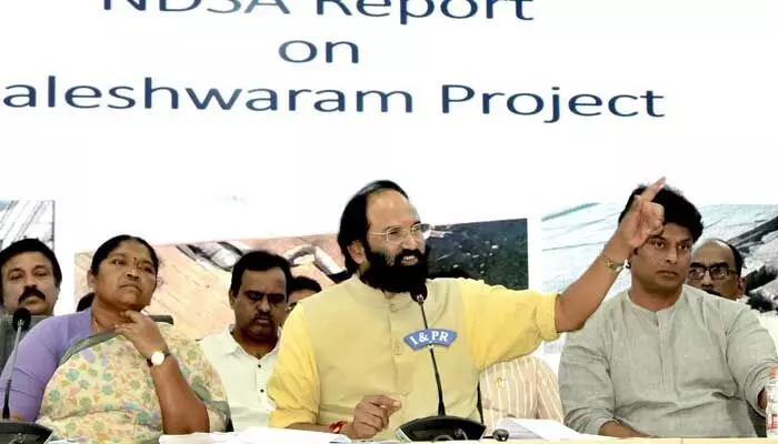 నోటీసులకే వణికిపోతే ఎలా?.. కేసీఆర్పై మంత్రి ఉత్తమ్ ఫైర్ నోటీసులకే వణికిపోతే ఎలా?.. కేసీఆర్పై మంత్రి ఉత్తమ్ ఫైర్