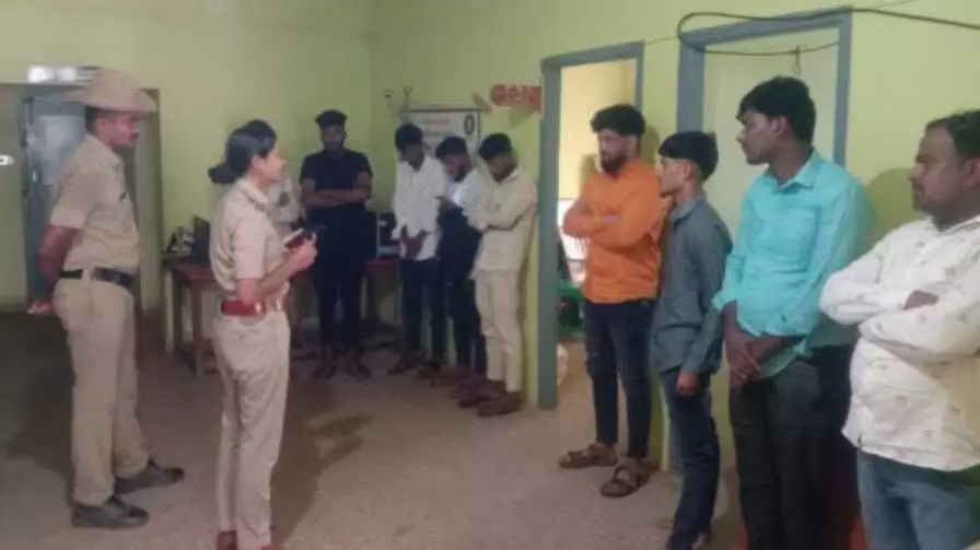 కర్నాటకలో రేపిస్టులకు గ్రాండ్ వెల్కమ్..వీడియో వైరల్ అవ్వడంతో మళ్లీ జైలుకే కర్నాటకలో రేపిస్టులకు గ్రాండ్ వెల్కమ్..వీడియో వైరల్ అవ్వడంతో మళ్లీ జైలుకే