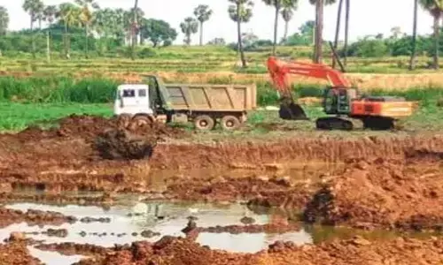చెరువు మట్టి అక్రమ దందా.. మామూళ్ల మత్తులో అధికారులు