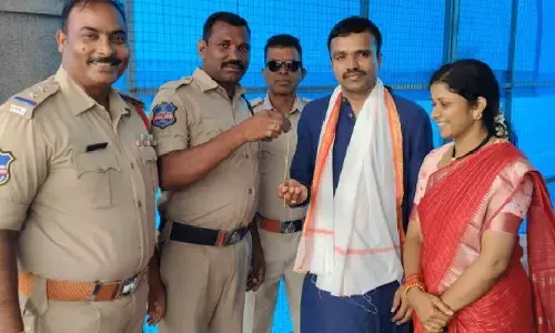 యాదగిరిగుట్టలోని బస్టాండ్‌లో దొరికిన చైన్‌ను భక్తులకు అప్పగించిన హోంగార్డు