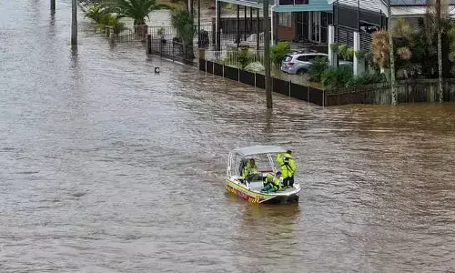 భారీ వరదలు.. నలుగురు మృతి, పలువురు గల్లంతు