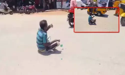 మళ్లీ వస్తా.. ఇదే ప్లేసులో పుల్ బాటిల్ తాగుతా: నడిరోడ్డుపై మందు బాబు హల్ చల్