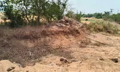 కెనాల్ భూములపై నిర్లక్షం వీడని ఇరిగేషన్ అధికారులు.. చేస్తాం... చూస్తాం అంటున్న ఇరిగేషన్ డిఈ
