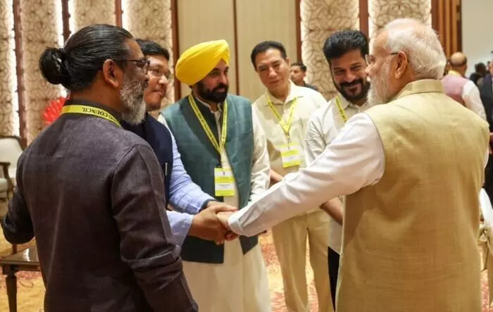 PM Modi: కేంద్రం, రాష్ట్రాలు టీమిండియాలా పనిచేయాలి- మోడీ PM Modi: కేంద్రం, రాష్ట్రాలు టీమిండియాలా పనిచేయాలి- మోడీ