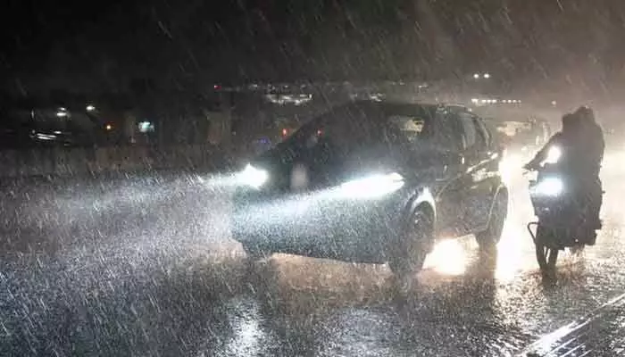 Breaking: హైదరాబాద్లో భారీ వర్షం Breaking: హైదరాబాద్లో భారీ వర్షం