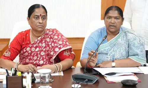కావాలనే మా ఫైల్స్‌ పెండింగ్‌లో పెడుతున్నారు.. అధికారులపై మంత్రి సీతక్క సీరియస్