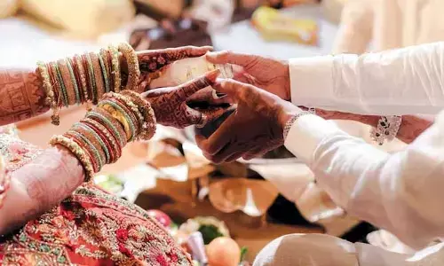 పెళ్లి మండపంలోనే భర్తను చెప్పుతో కొట్టిన భార్య