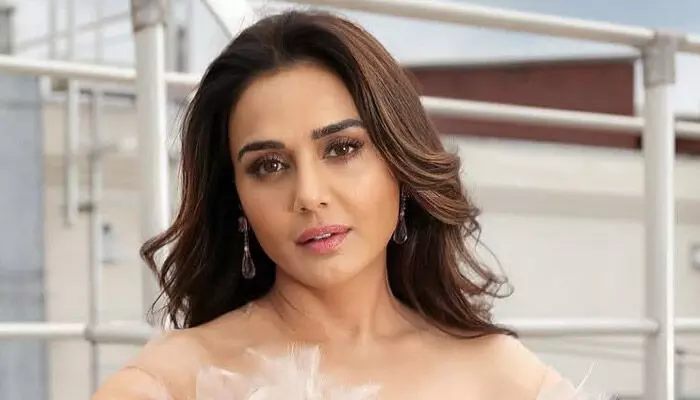 Preity Zinta: ఇండియన్ ఆర్మీకి భారీ విరాళం ప్రకటించిన ప్రీతి జింటా.. ధైర్యవంతులైన రక్షకులకు అండగా నిలుద్దామంటూ కామెంట్స్ Preity Zinta: ఇండియన్ ఆర్మీకి భారీ విరాళం ప్రకటించిన ప్రీతి జింటా.. ధైర్యవంతులైన రక్షకులకు అండగా నిలుద్దామంటూ కామెంట్స్
