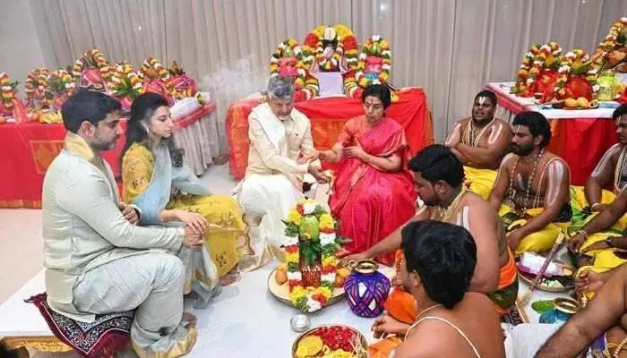 సీఎం చంద్రబాబు గృహప్రవేశ సమయంలో అరుదైన దృశ్యం(ఫొటో వైరల్) సీఎం చంద్రబాబు గృహప్రవేశ సమయంలో అరుదైన దృశ్యం(ఫొటో వైరల్)