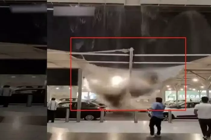 Delhi Airport: భారీ వర్షాలకు ఢిల్లీ ఎయిర్ పోర్టులో కూలిన రూఫ్ Delhi Airport: భారీ వర్షాలకు ఢిల్లీ ఎయిర్ పోర్టులో కూలిన రూఫ్