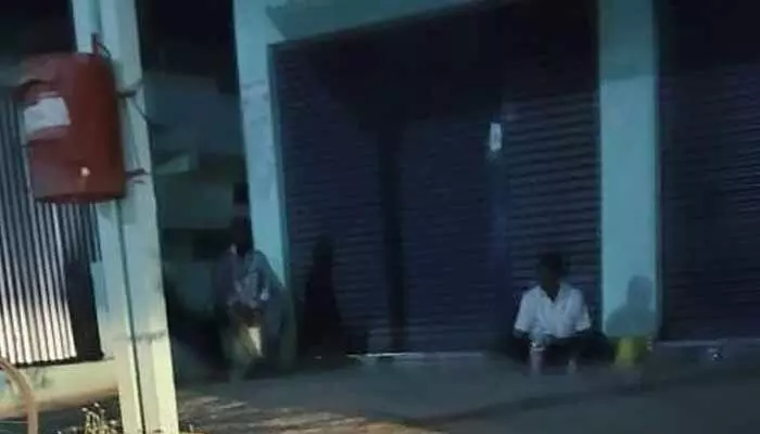 పోస్ట్ ఆఫీస్ కార్యాలయ ప్రాంగణం @ మందుబాబుల అడ్డా..! పోస్ట్ ఆఫీస్ కార్యాలయ ప్రాంగణం @ మందుబాబుల అడ్డా..!