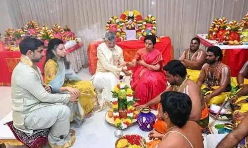 సీఎం చంద్రబాబు గృహప్రవేశ సమయంలో అరుదైన దృశ్యం(ఫొటో వైరల్)